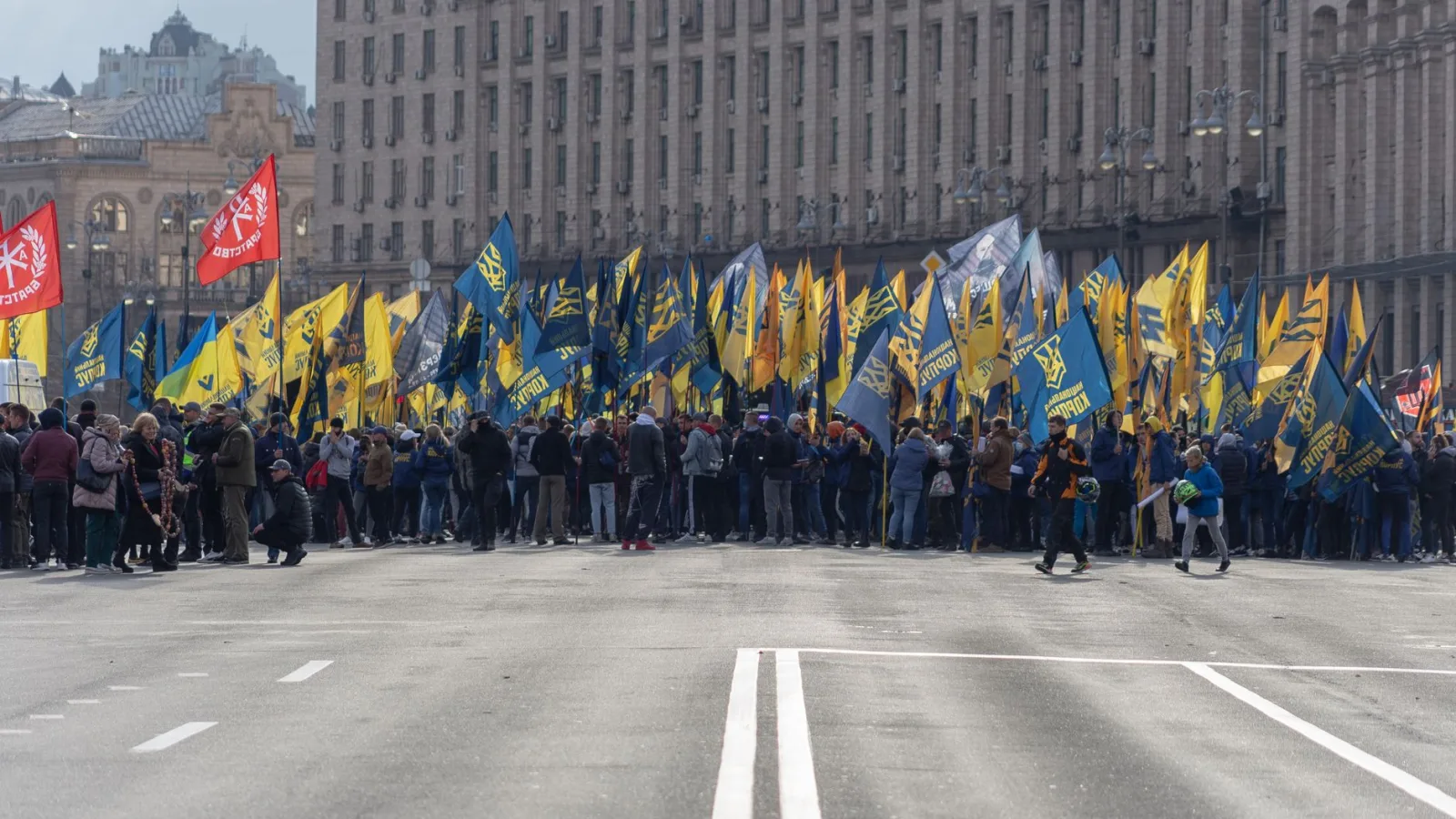 Zelensky Foresees Ukraine War Continuing into Winter After US Envoy Peace Discussions